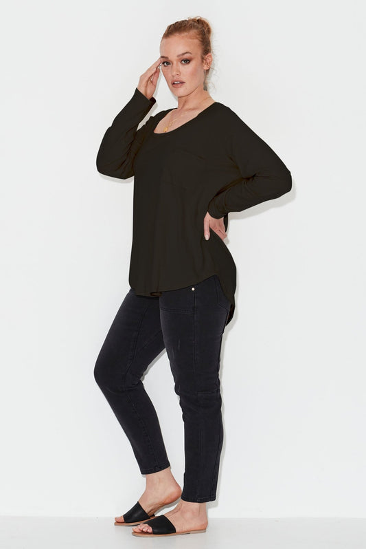 Linen Long Sleeve Longline Tee - Black - 17 Sundays17 SundaysModel wears black long sleeved long line plus size linen tee shirt